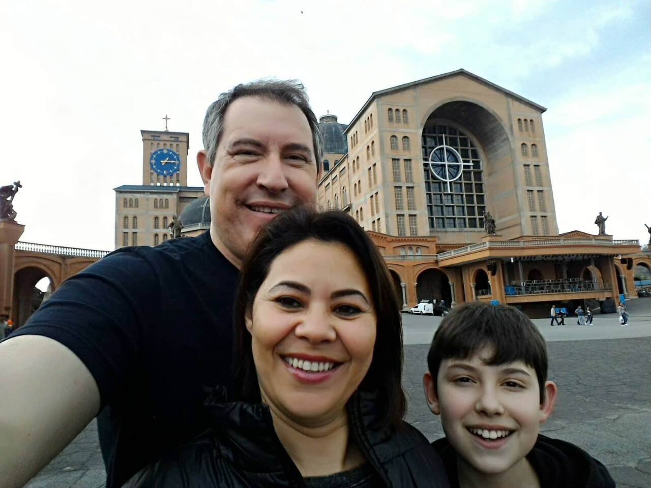 Sobrevivente do voo da Chape, Rafael Henzel visita Santuário de Aparecida