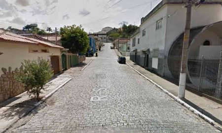 Motorista embriagado bate o carro em ladeira em Cruzeiro