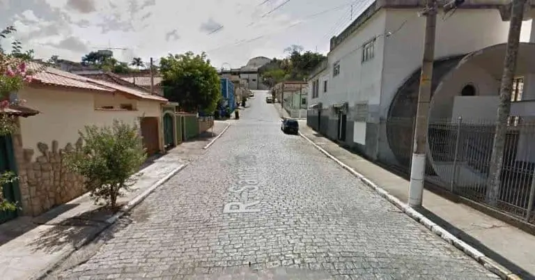 Motorista embriagado bate o carro em ladeira em Cruzeiro