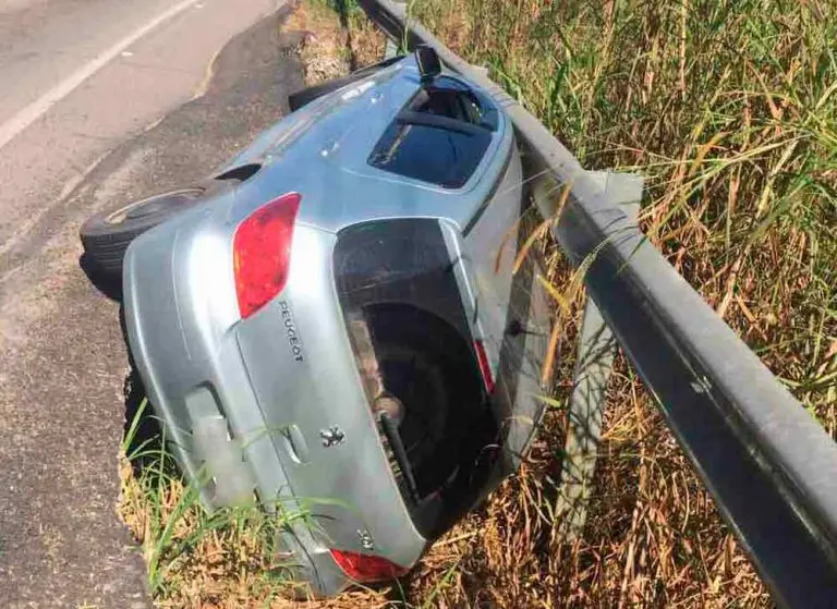 Carro tomba em curva da rodovia Nilo Máximo em Jacareí