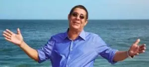 Zeca Pagodinho mantém tradição natalina e distribui presentes para crianças em Xerém