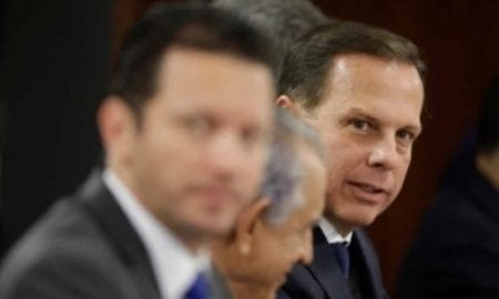 Pressionado, Aloysio discute permanência no governo com João Doria