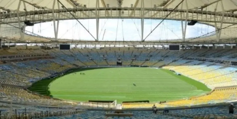 Na volta do Maracanã, Flamengo atropela Bangu e aguarda adversário da semi