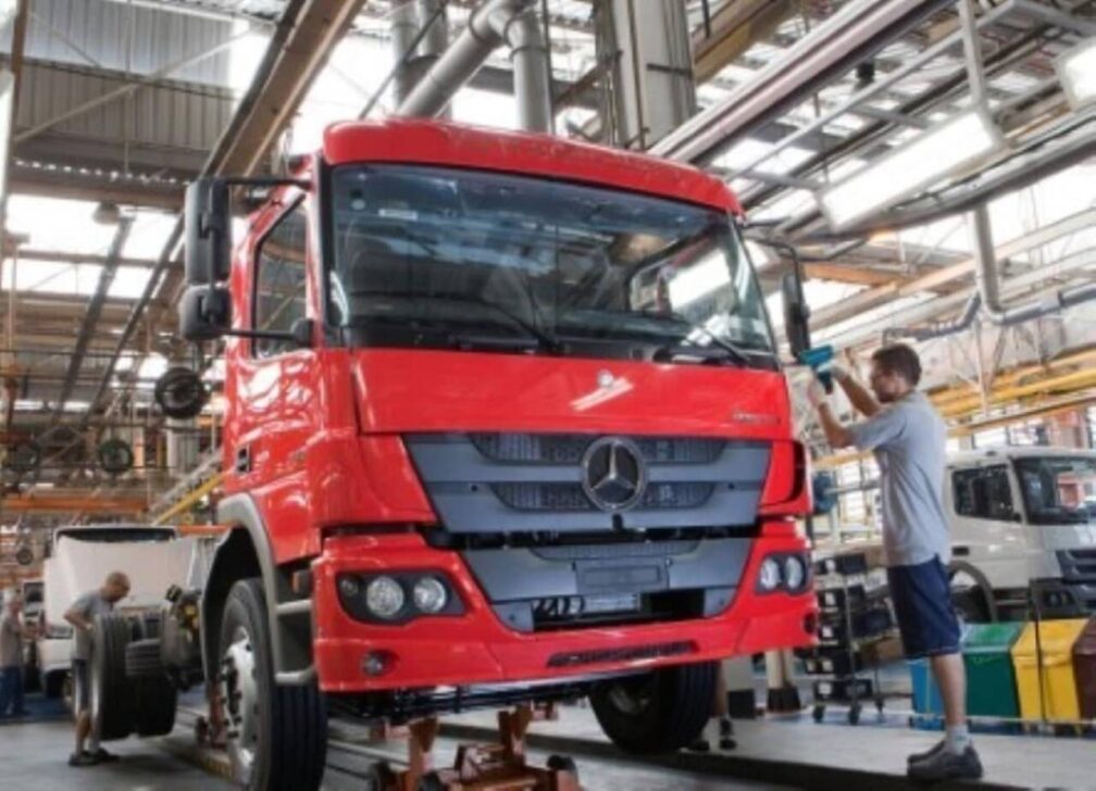 Mercedes-Benz vai contratar até 600 temporários para fábricas de caminhões — Foto: Mercedes-Benz/Divulgação