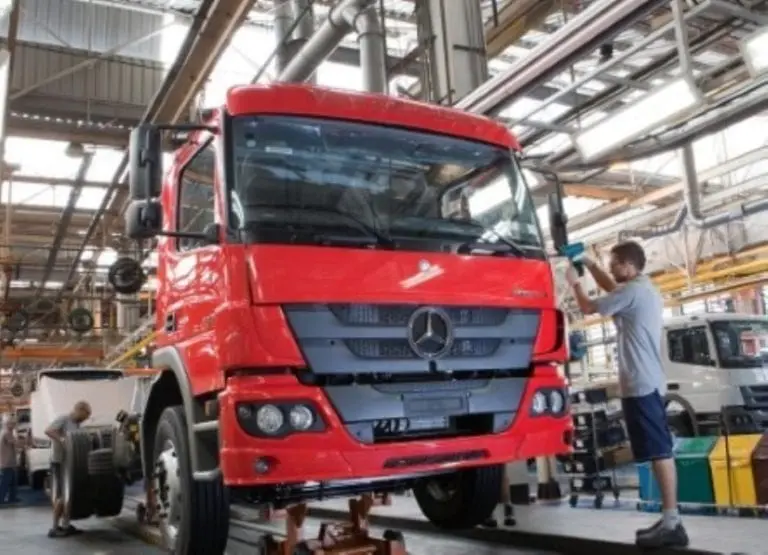 Mercedes-Benz vai contratar até 600 temporários para fábricas de caminhões — Foto: Mercedes-Benz/Divulgação