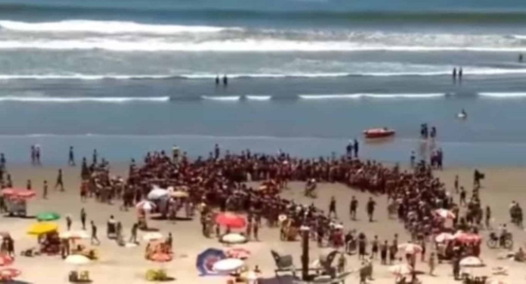Trabalhador que entregou atestado e postou foto na praia é multado em R$ 500