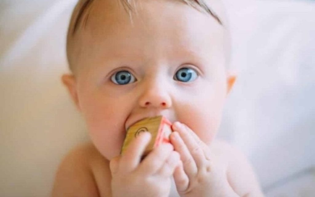 É importante lavar as mãos e estar com roupa limpa para chegar perto do bebê — Foto: Unsplash