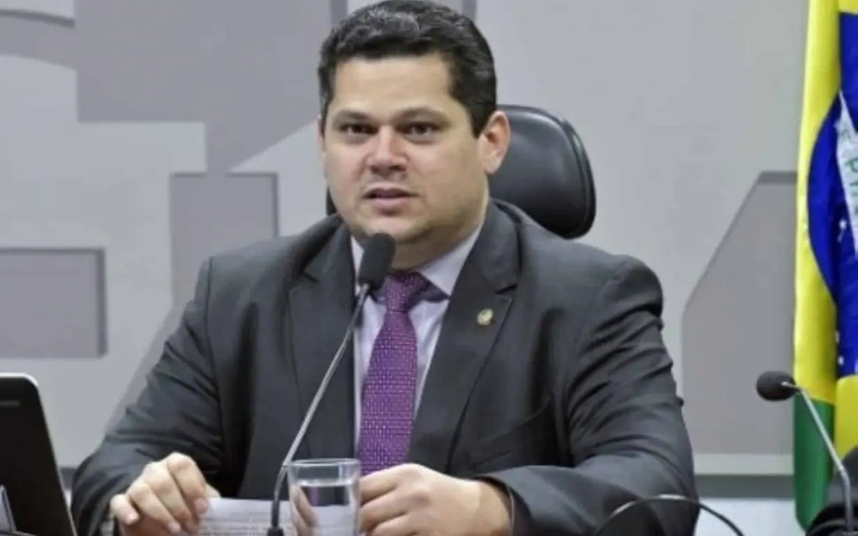 O senador Davi Alcolumbre (DEM-AP) venceu no início da noite deste sábado a disputa para presidente do Senado em primeiro turno, após uma sucessão