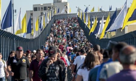 Romeiros lotam acostamento da Dutra para chegar em Aparecida