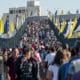 Romeiros lotam acostamento da Dutra para chegar em Aparecida