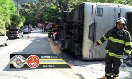 Ônibus com 42 adolescentes capota na Rio-Santos; uma pessoa morre