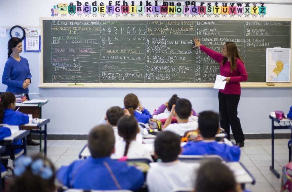 99,9% dos professores estão na escola hoje, indica levantamento da Educação