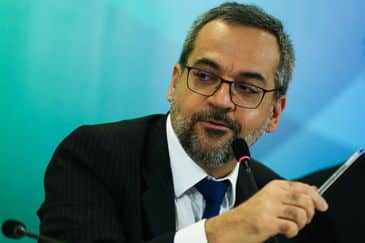Comissão da Câmara aprova convocação do ministro da Educação