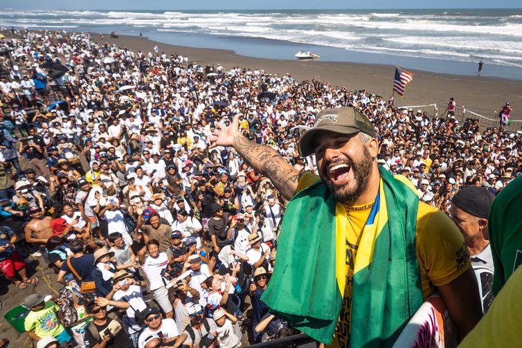 Braziliam Storm surfa pelo quarto título mundial