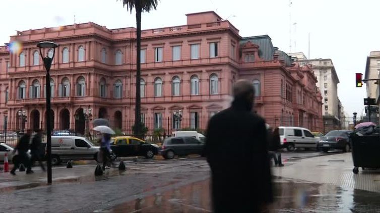 Horas antes da mudança de governo, Macri e Fernández assistem à missa