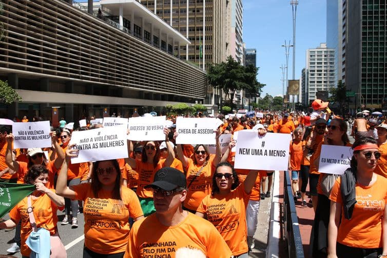 Marcha pelo fim da violência contra as mulheres toma Avenida Paulista