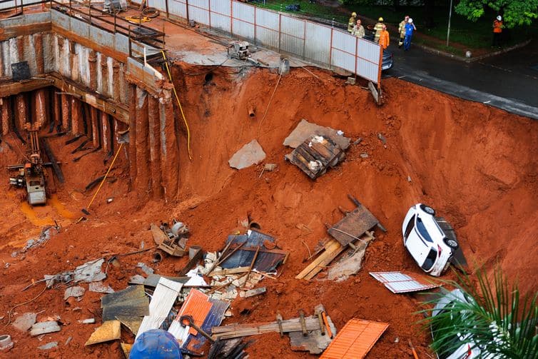 Cratera se abre em obra em Brasília e arrasta quatro carros