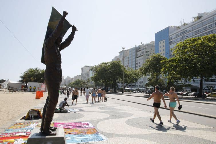 Calçadão de Copacabana ganha estátua em homenagem a Ayrton Senna