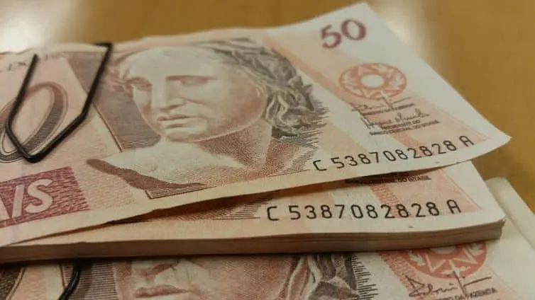 Cheque especial terá juros limitados a partir de segunda-feira.