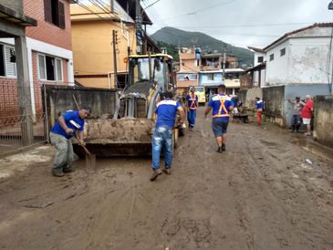 Chuva em Petrópolis provoca inundações, queda de árvores e interdições