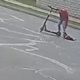 Cachorro é arrastado por mulher em patinete elétrico nos EUA