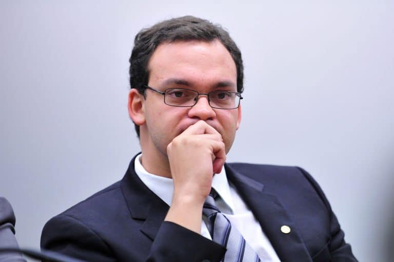 Projeto isenta computadores de tributos para quem trabalhar em casa