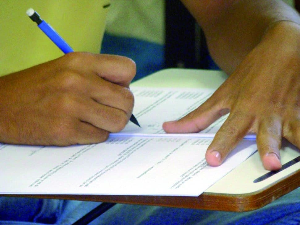 Projetos suspendem ou adiam calendário do Enem deste ano