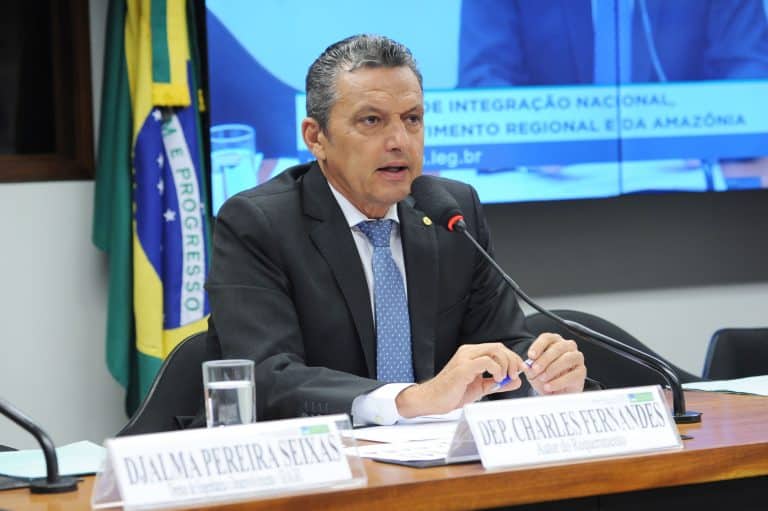 Projeto dá 15 dias para empresa de serviço público reparar dano
