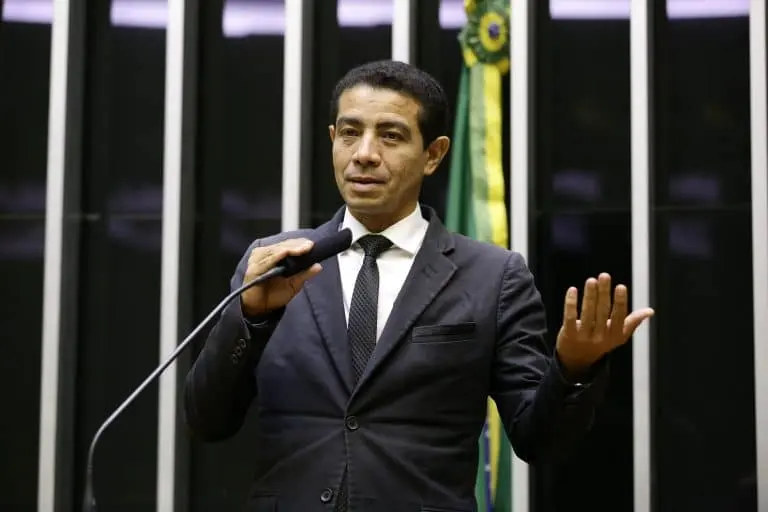 Projeto garante estabilidade de idoso no emprego durante pandemia