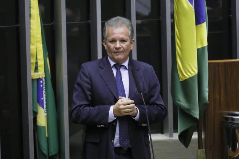 Programa destina recursos do Fust para professor da educação básica ter computador