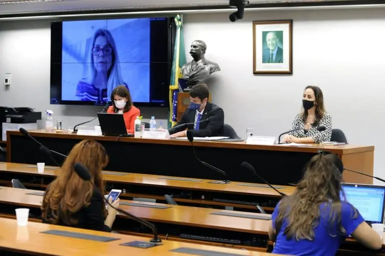 Deputados e médicos defendem regulamentação da telemedicina
