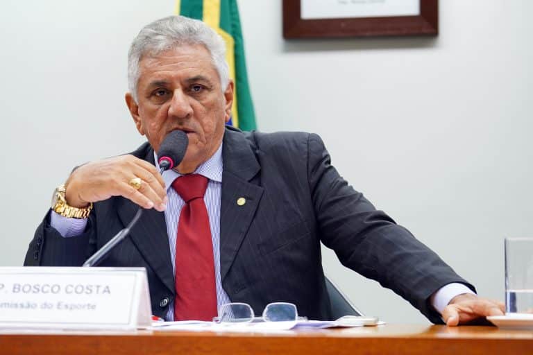 Projeto obriga planos de saúde a cobrirem todos os testes para Covid-19