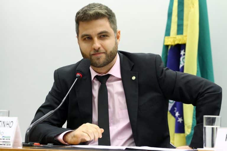 Projeto impede restrições à circulação de pessoas já curadas de Covid-19