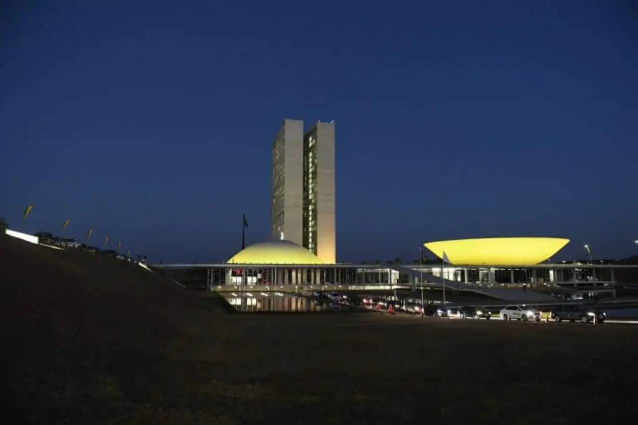 Congresso ilumina-se de amarelo em adesão à campanha pela prevenção do suicídio