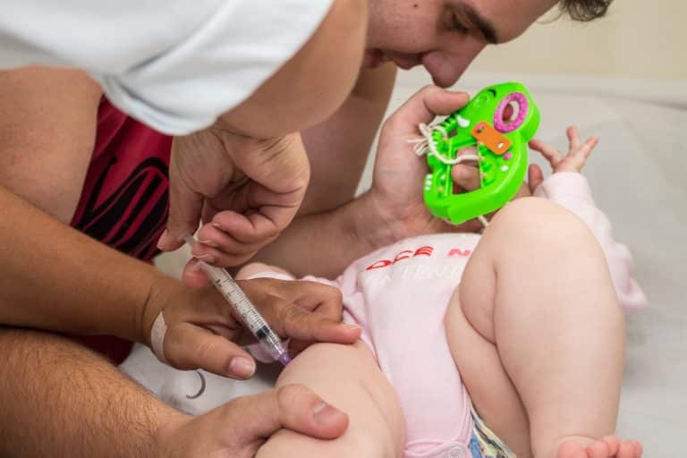 Deputados avaliam testes para vacina de Covid-19 e se preocupam com queda da imunização básica