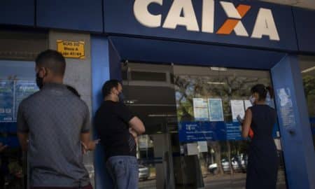 Movimento em frente a agência da Caixa em Brasília