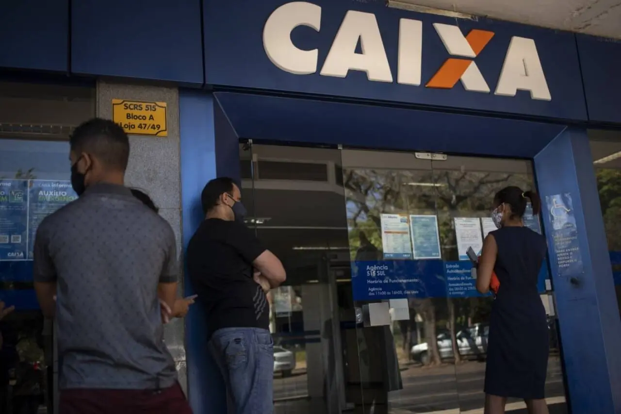 Movimento em frente a agência da Caixa em Brasília