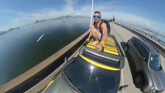 Salto de paraquedas da Ponte Rio-Niterói pôs motoristas e embarcações em risco, diz concessionária