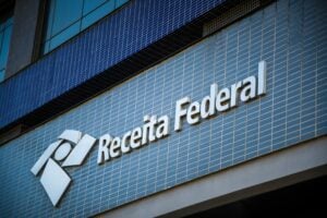 Declaração de Imposto de Renda para casais exige simulação de opções em 2026
