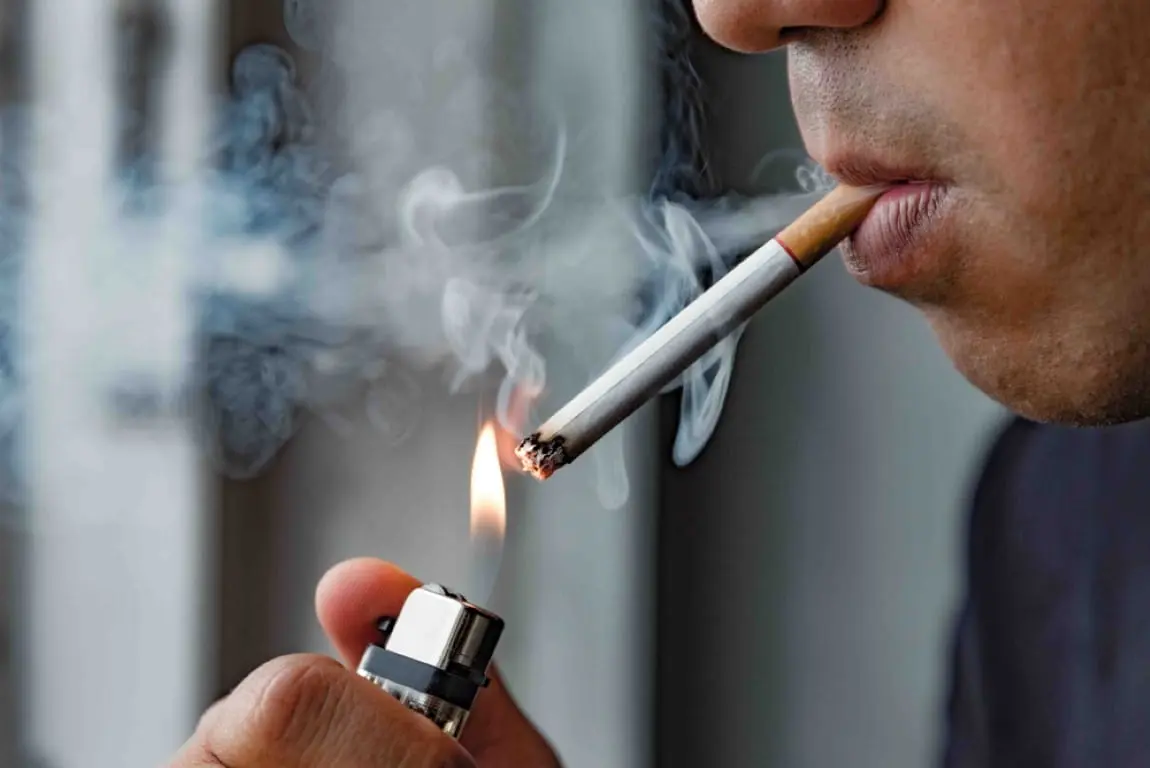 SUS CIGARRO FUMANTE