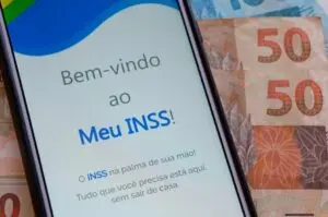 Aposentados ganham nova opção para emitir documento de resgate de fundos trabalhistas pela internet