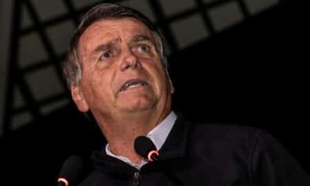 Jair Bolsonaro chega ao Brasil após passar três meses nos EUA