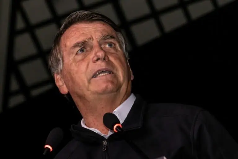 Jair Bolsonaro chega ao Brasil após passar três meses nos EUA