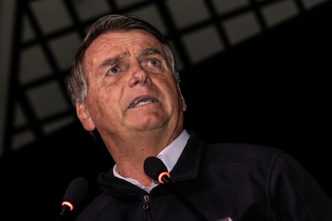 Jair Bolsonaro chega ao Brasil após passar três meses nos EUA