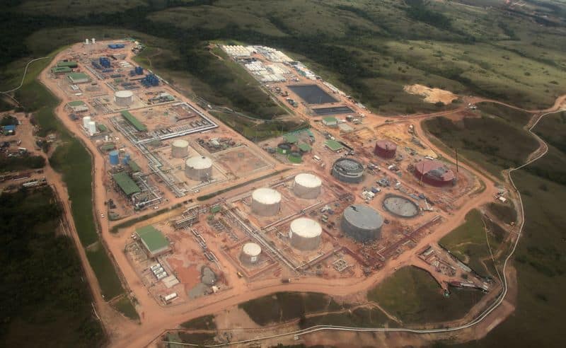Petróleo sobe 2% com dólar fraco após decisão sobre juro nos EUA