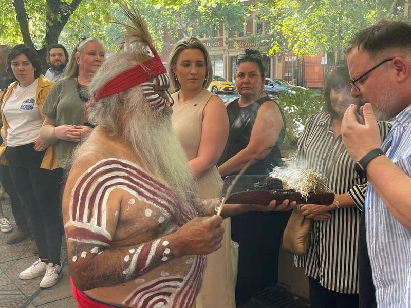 Emocionado, premiê australiano avança com referendo indígena: "Se não agora, quando?"