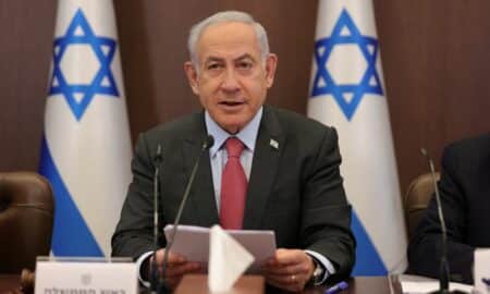 Israel ratifica lei que limita condições para deposição de Netanyahu
