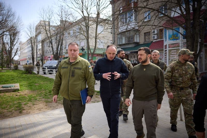Zelenskiy visita região de Kherson e promete reparar danos de guerra