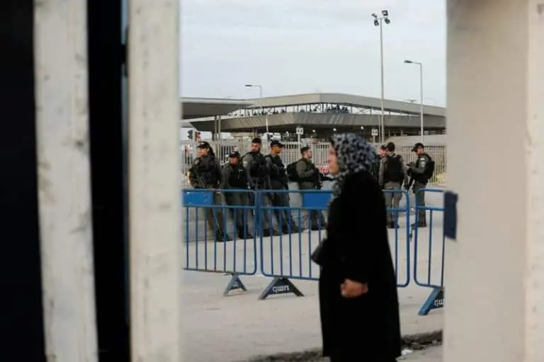 Milhares visitam Mesquita de Al-Aqsa, em Jerusalém, para orações da primeira 6ªfeira do Ramadã