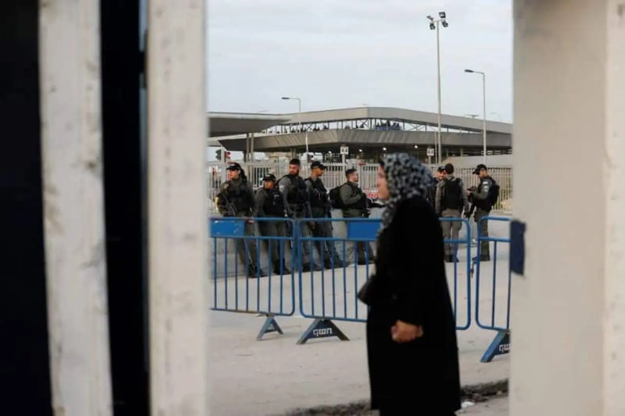 Milhares visitam Mesquita de Al-Aqsa, em Jerusalém, para orações da primeira 6ªfeira do Ramadã